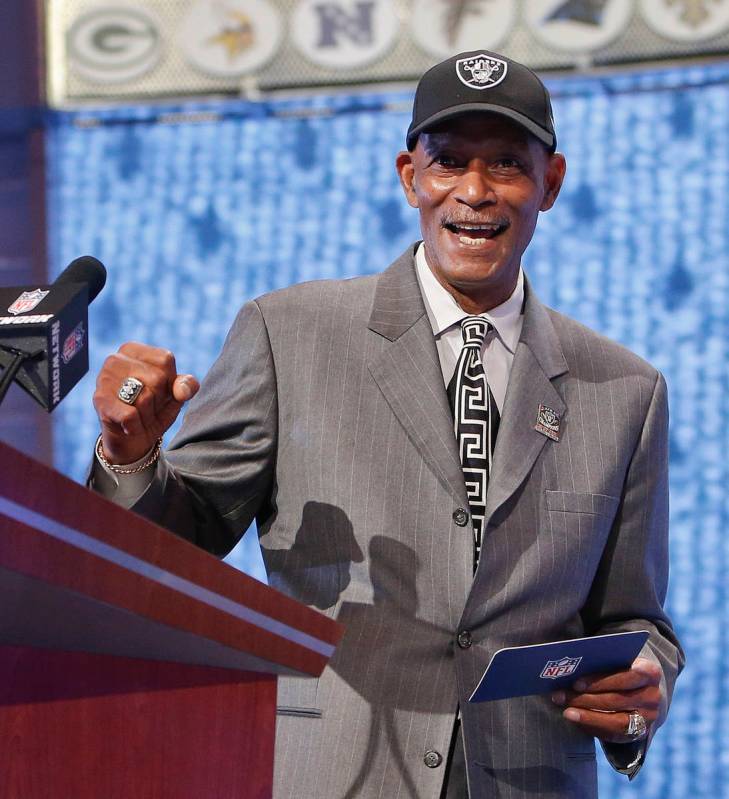 Former Oakland Raiders cornerback Willie Brown reacts as he announces Fresno State quarterback ...