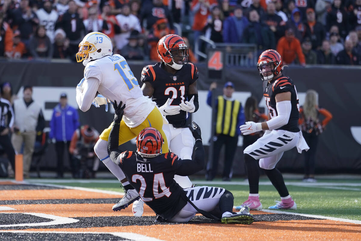 Los Angeles Chargers' Keenan Allen (13) makes a touchdown reception against Cincinnati Bengals' ...