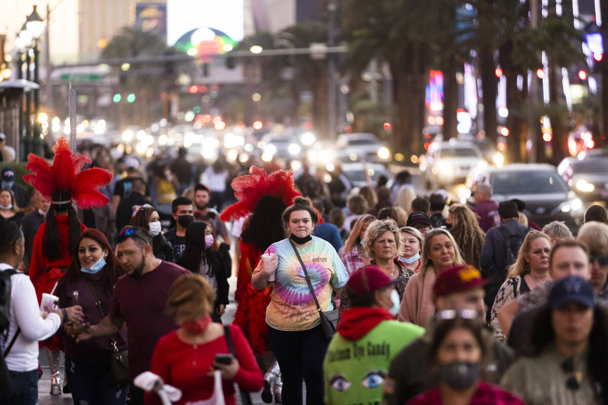 Tourists fill the Strip on Saturday, Dec. 4, 2021, in Las Vegas. (Benjamin Hager/Las Vegas Revi ...