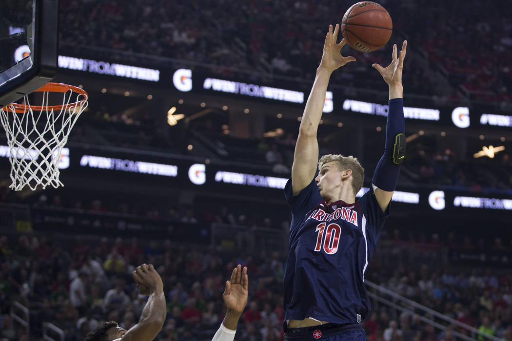 Arizona Wildcats forward Lauri Markkanen (10) catches a pass against Oregon Ducks in an NCAA college basketball game for the Pac-12 tournament championship at T-Mobile Arena Saturday, March 11, 20 ...