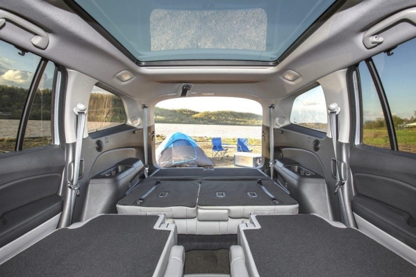 No, this isn‘t a Honda Odyssey minivan — it‘s the highly configurable rear of the 2016 Pilot with its seats folded down and its new panoramic skylight sunroof. A DVD theater is also  ...