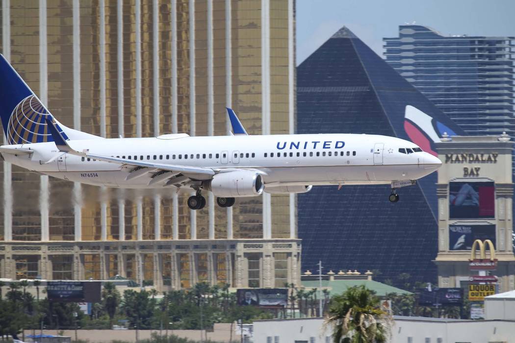 A United Airlines flight prepares to land at McCarran International Airport in Las Vegas. (Richard Brian/Las Vegas Review-Journal) @vegasphotograph