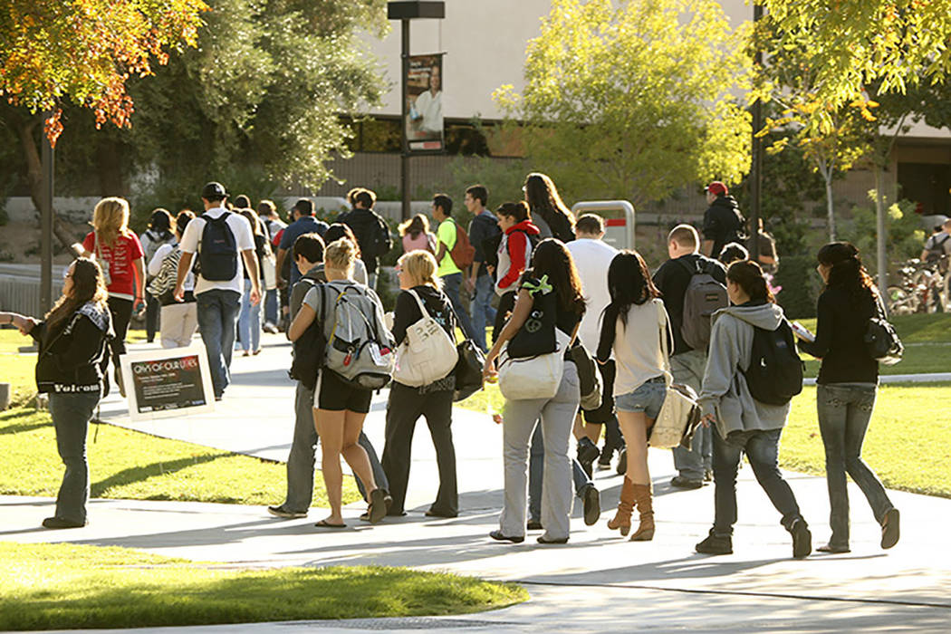 UNLV students walk on campus.(Las Vegas Review-Journal)