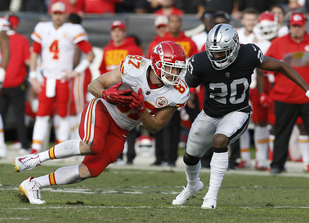 Kansas City Chiefs tight end Travis Kelce (87) runs against Oakland Raiders cornerback Daryl Wo ...