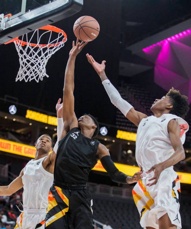 Romeo Weems (32) drives past Jaden McDaniels (5) and Cassius Stanley (4) in the first half duri ...