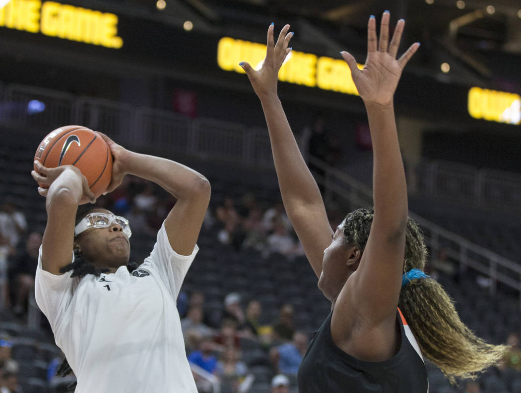 Francesca Belibi (1) shoots a corner jump shot over Lavender Briggs (23) in the fourth quarter ...