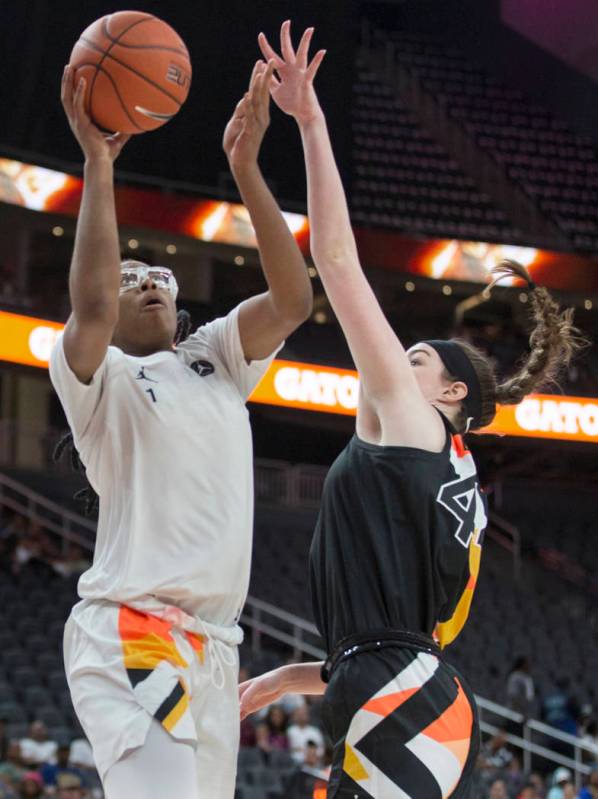 Francesca Belibi (1) drives past Kennedy Brown (44) in the fourth quarter during the Jordan Bra ...