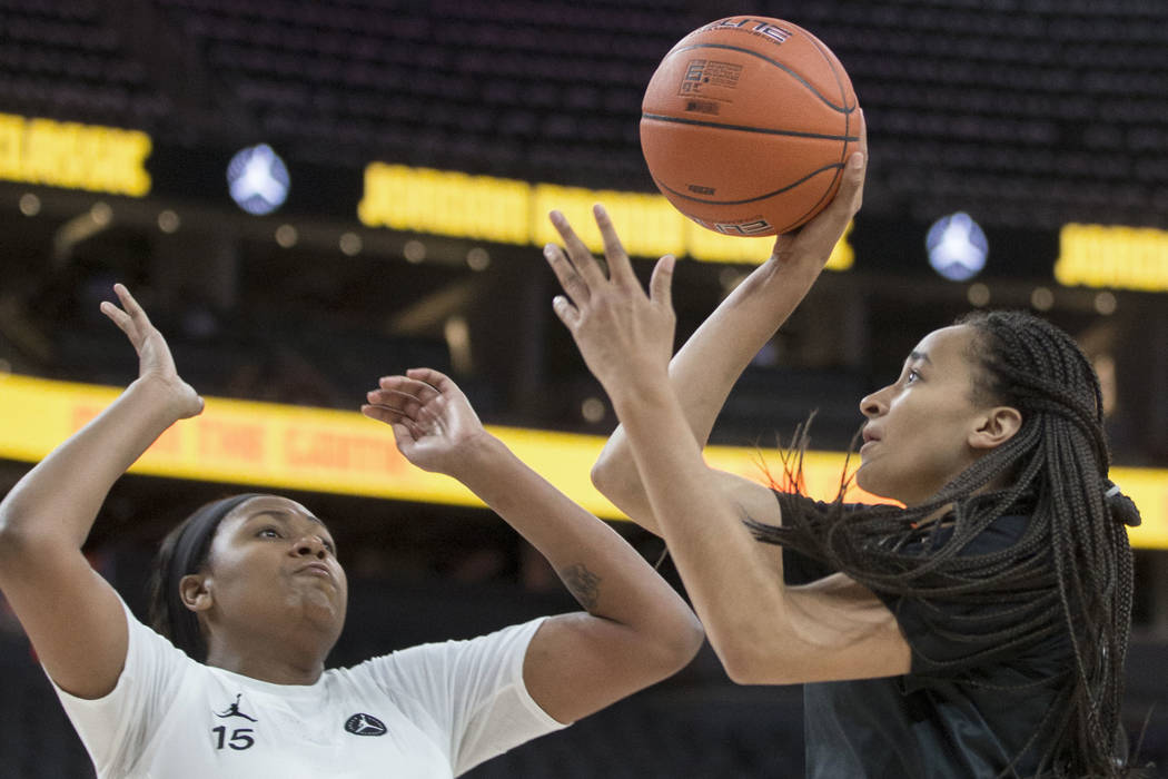 Haley Jones (30) shoots a corner jump shot over Angel Jackson (15) in the first quarter during ...