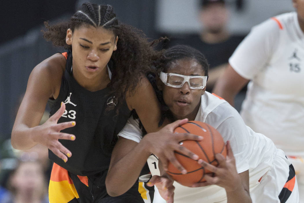 Francesca Belibi, right, fights for a loose ball with Lavender Briggs (23) in the second quarte ...