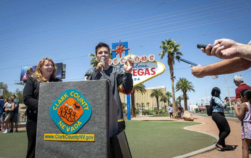 "Jeopardy!" sensation James Holzhauer, right answers questions from the media after b ...
