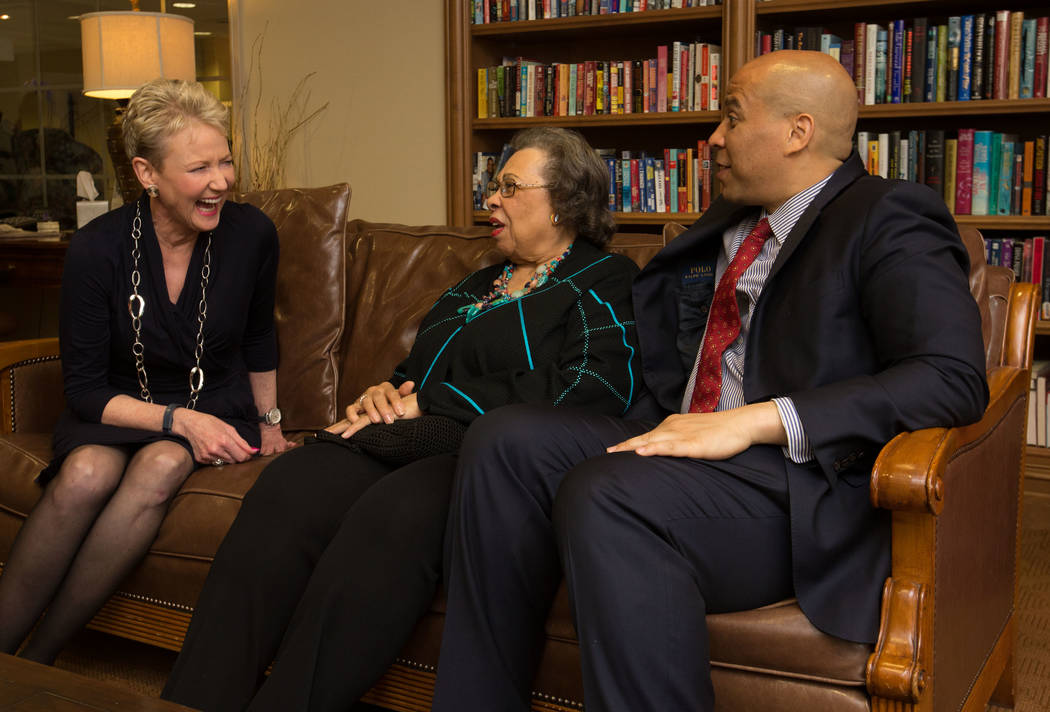 Retired KLAS-TV anchor Paula Francis, left, speaks with Carolyn Booker and her son, U.S. Sen. C ...