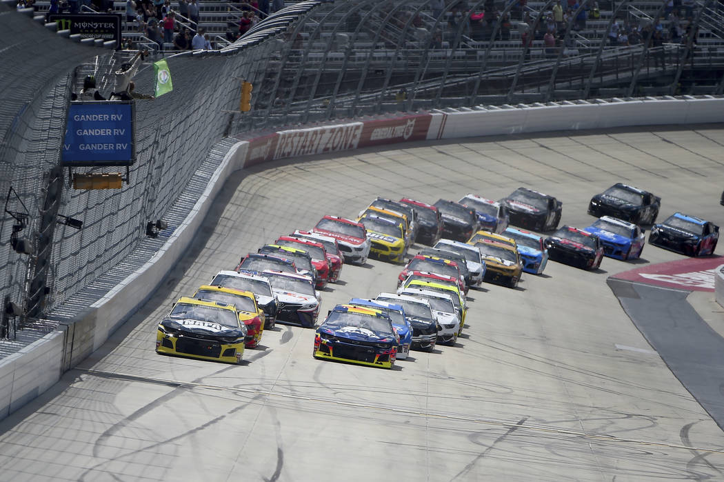 Driver Chase Elliott (9), left, leads as drivers take the green flag during the NASCAR Cup Seri ...