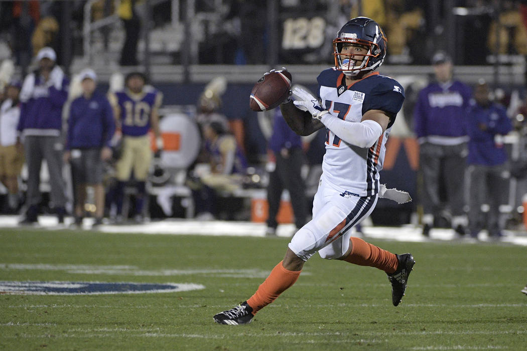 Orlando Apollos receiver Jalin Marshall (17) throws a pass to quarterback Garrett Gilbert for a ...