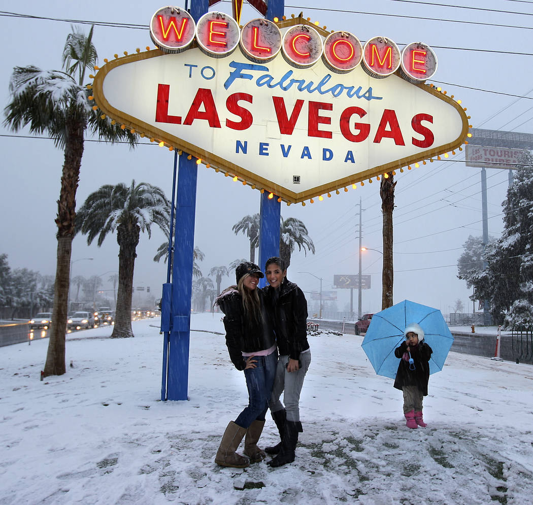 RJ FILE*** JOHN GURZINSKI/LAS VEGAS REVIEW-JOURNAL Three young ladies, who stopped by the ico ...