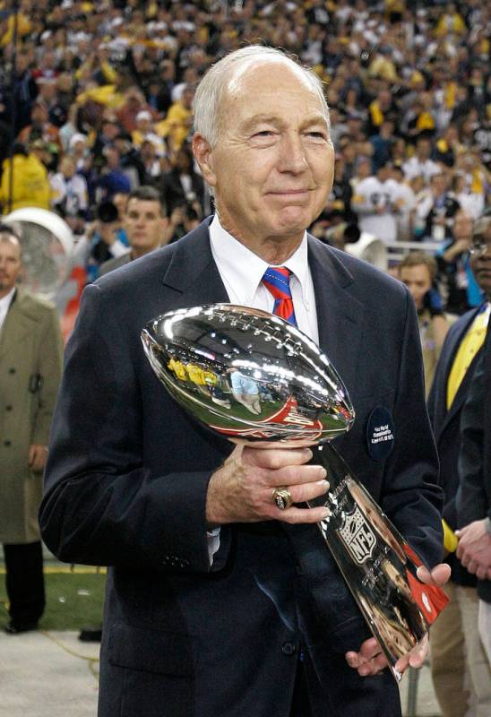 FILE - In this Feb. 5, 2006, file photo, former Green Bay Packers' Bart Starr carries in the Vi ...