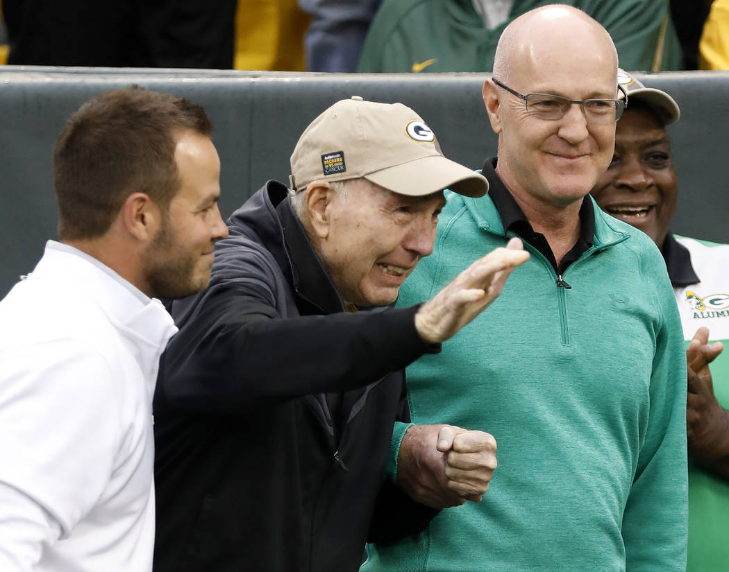 Former Green Bay Packers Hall of Fame quarterback Bart Starr waves to fans as he attends the 50 ...