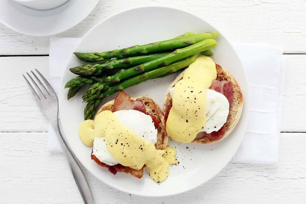 Eggs Benedict with a side of asparagus. (Getty Images)