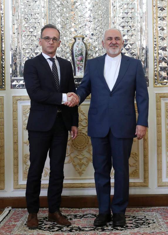 Iranian Foreign Minister Mohammad Javad Zarif, right, and his German counterpart Heiko Maas sha ...