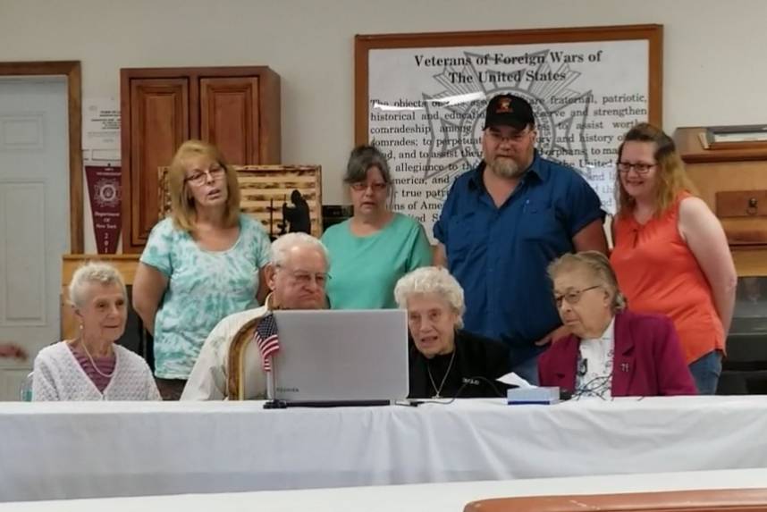 From left to right: Donald Simmons' sister-in-law Eleanor Simmons, his niece Carleen Benz, brot ...