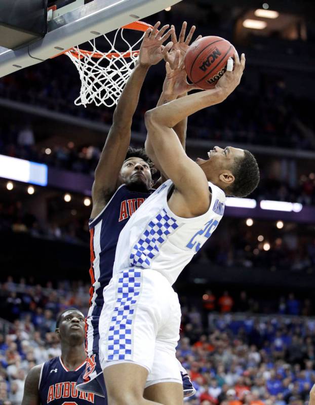 Kentucky's PJ Washington (25) shoots against Auburn's Anfernee McLemore during overtime of the ...