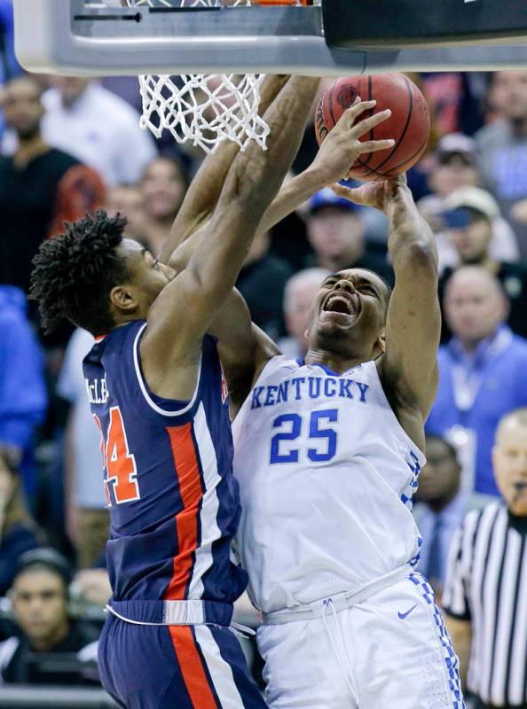 Kentucky's PJ Washington (25) heads to the basket as Auburn's Anfernee McLemore (24) defends du ...