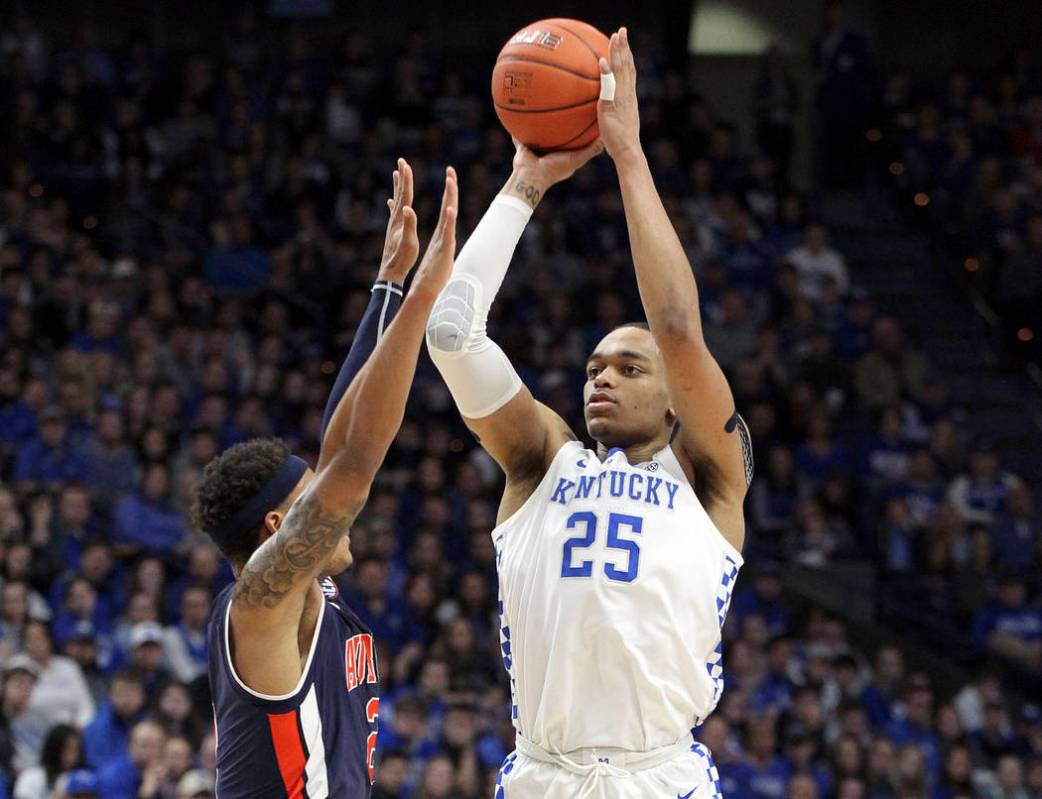 Kentucky's P.J. Washington (25) shoots while pressured by Auburn's Bryce Brown, left, during th ...