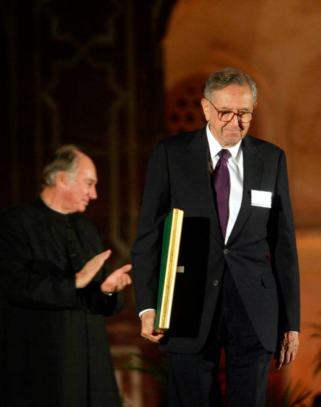 FILE - In this Nov. 27, 2004 file photo, Cesar Pelli of Cesar Pelli and Associates US, right, o ...