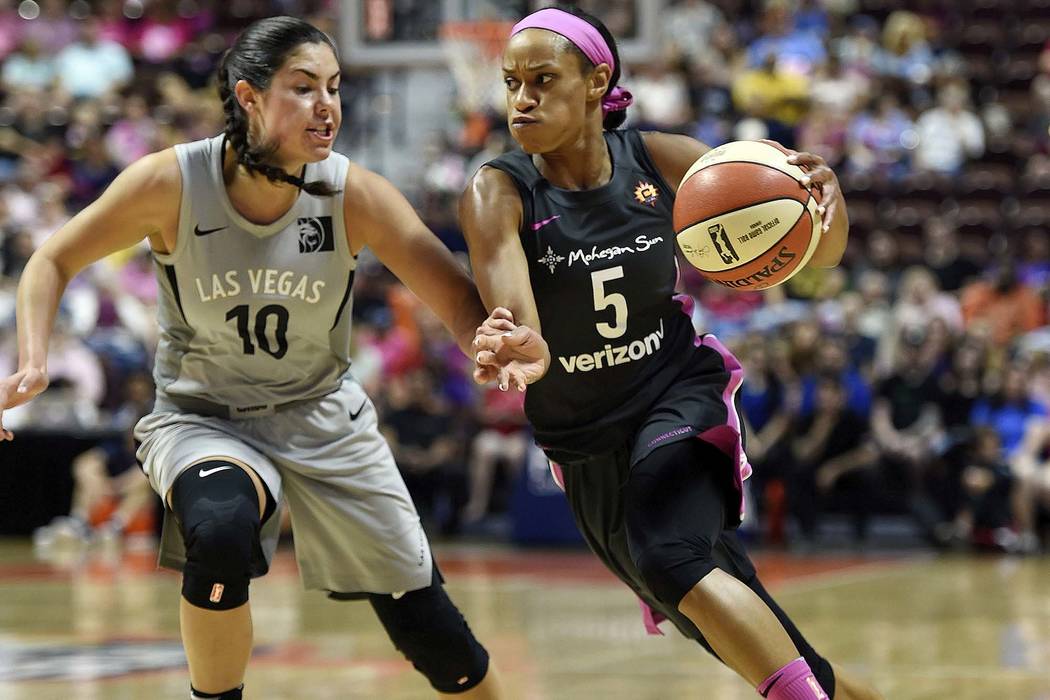 Connecticut Sun guard Jasmine Thomas (5) drives past Las Vegas Aces guard Kelsey Plum (10). (Se ...