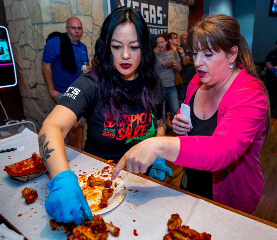 Judge Angel Ravenell, left, and scorekeeper Sherrie Alvernaz count eaten wings as PT's Ranch ho ...