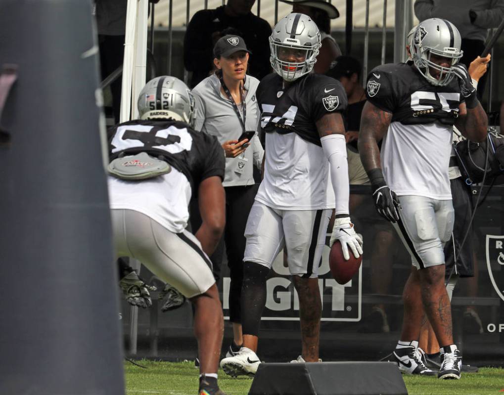 Oakland Raiders middle linebacker Marquel Lee (52) sets while inside linebacker Brandon Marshal ...