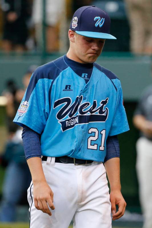 Las Vegas' Austin Kryszczuk (21) walks off the first after a 7-5 loss to Chicago in th United S ...