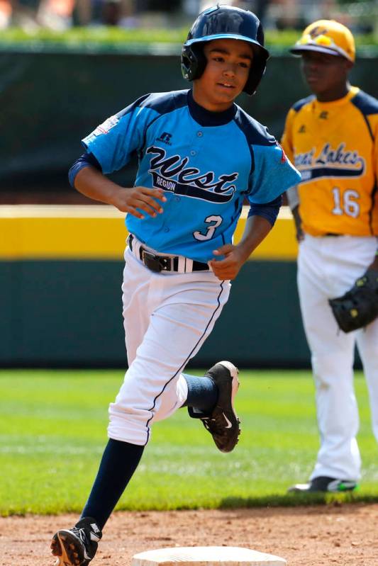 Las Vegas' Dominic Clayton (2) rounds second base past Chicago second baseman Marquis Jackson ( ...