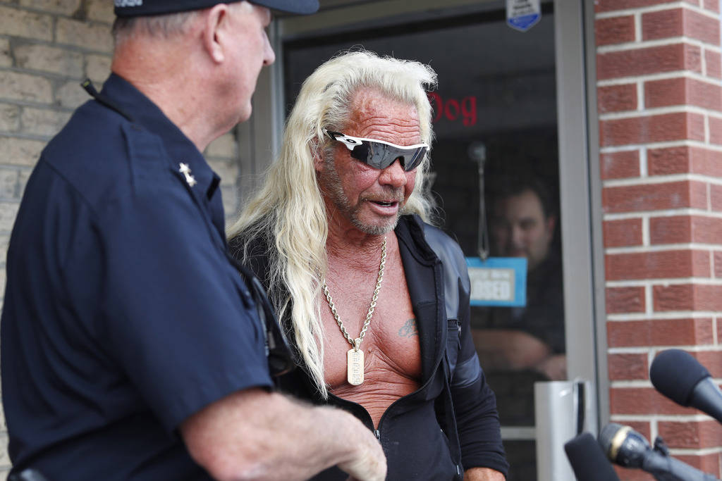 Duane "Dog the Bounty Hunter" Chapman, right greets John Mackey, chief of police of Edgewater, ...