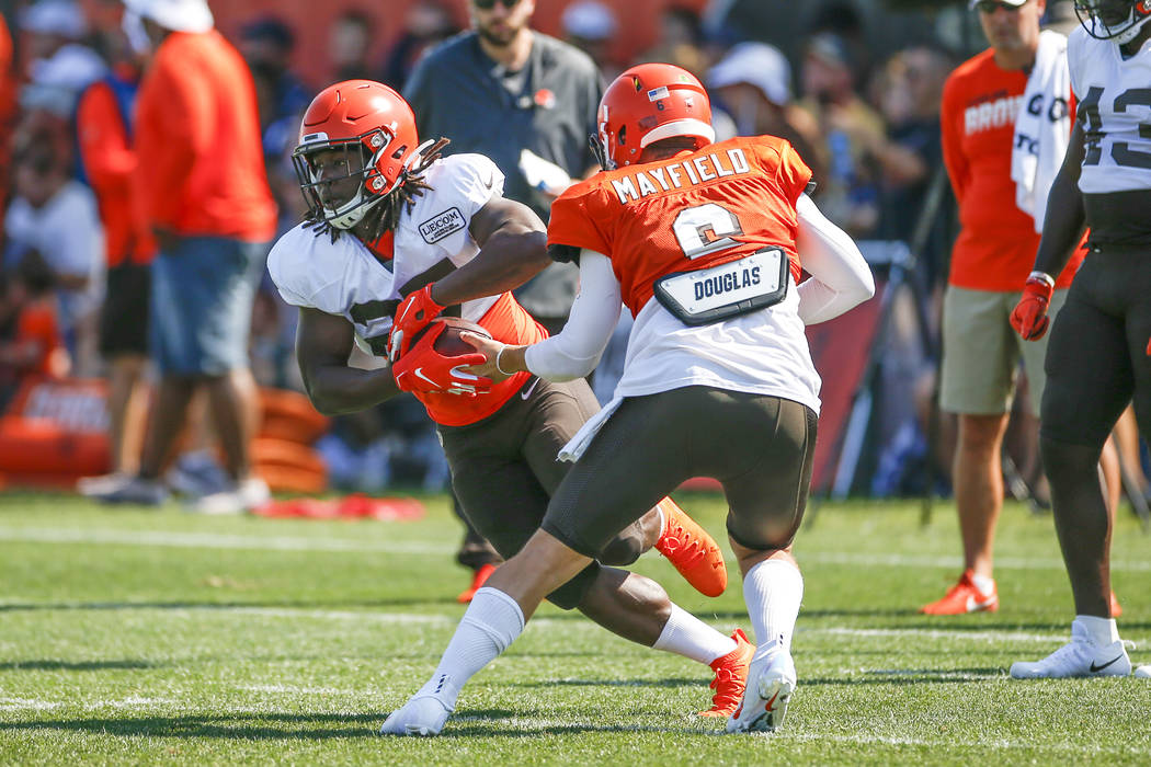 Cleveland Browns quarterback Baker Mayfield (6) hands off to running back Kareem Hunt (27) duri ...