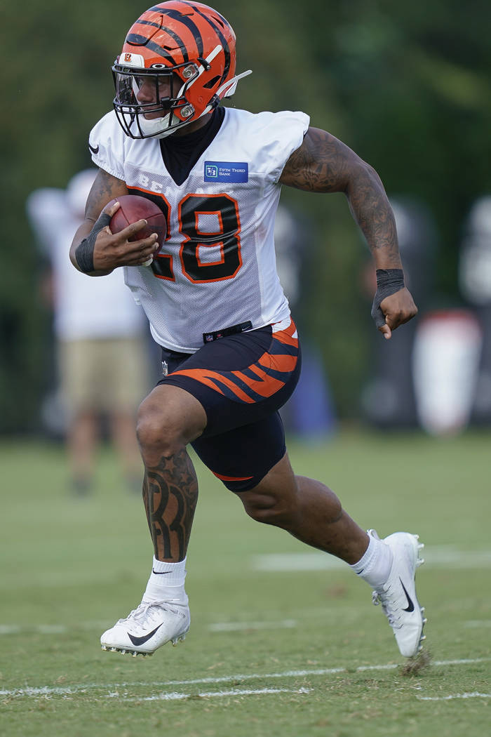 Cincinnati Bengals running back Joe Mixon (28) runs with he ball during NFL football training c ...