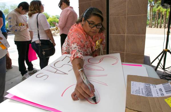 Richard Brian/Las Vegas Review-Journal A woman makes a sign before the start of a rally support ...