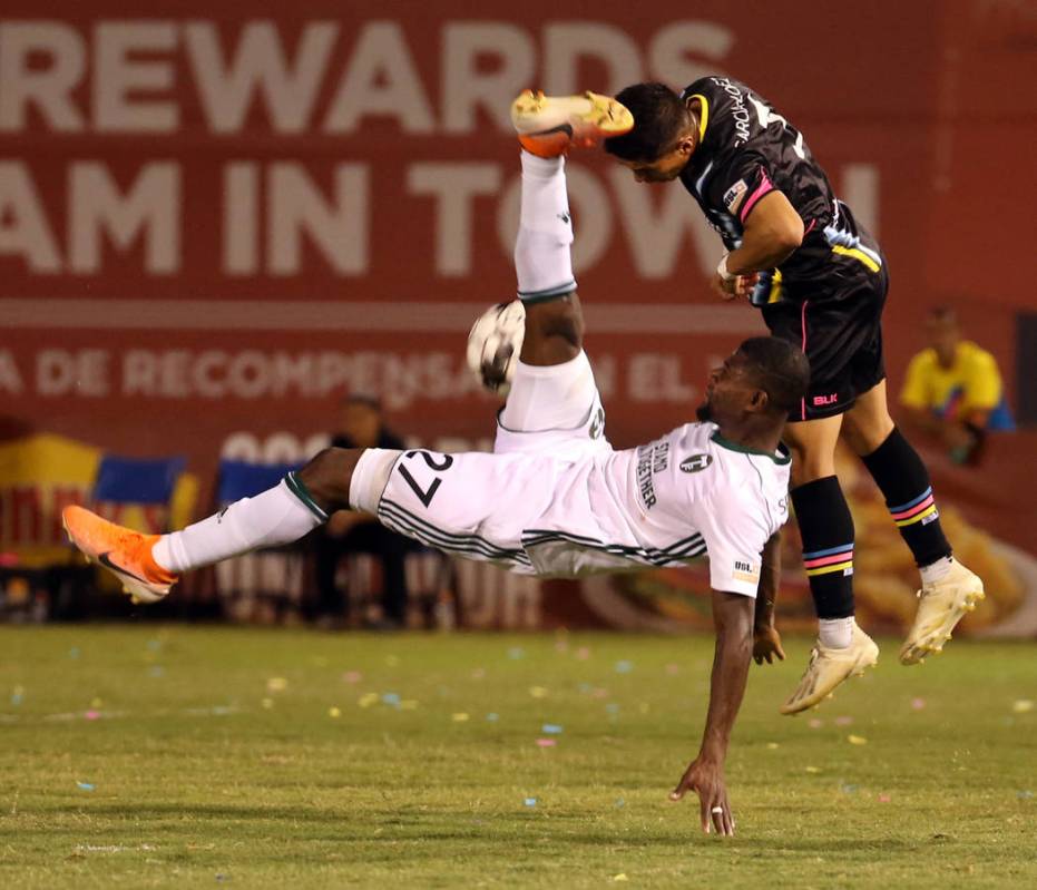 Portland Timbers 2 forward Dairon Asprilla (27) just misses a bicycle kick towards the net with ...