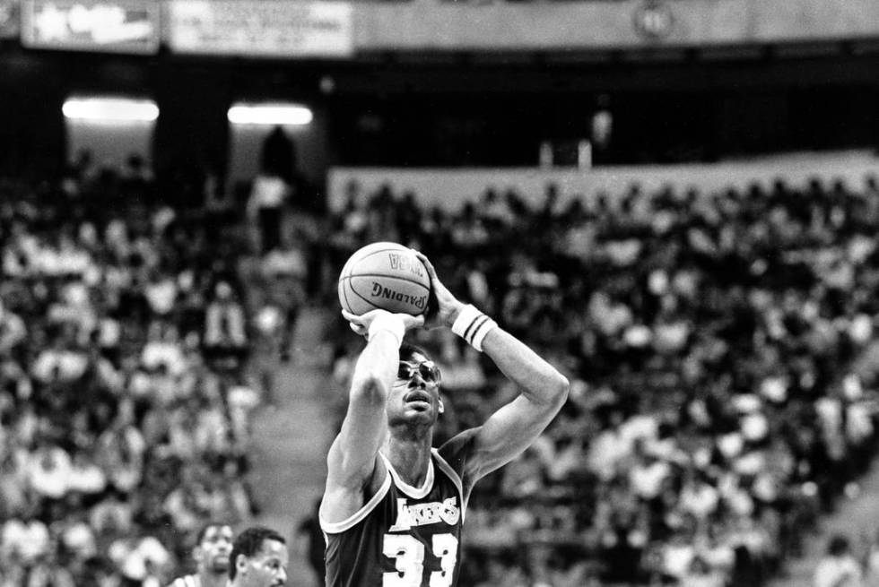 Los Angeles Lakers center Kareem Abdul-Jabbar (33) shoots one of his baskets on his way to brea ...