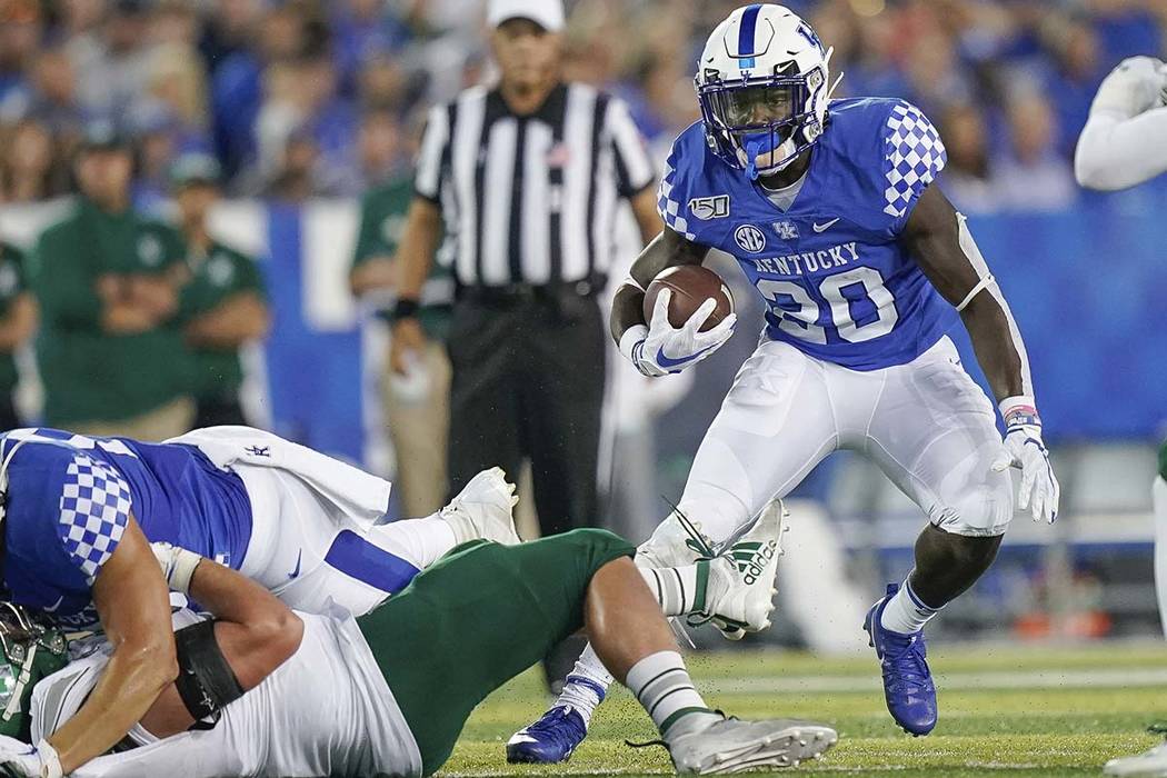 Kentucky running back Kavosiey Smoke (20) runs with the ball during the first half of an NCAA c ...