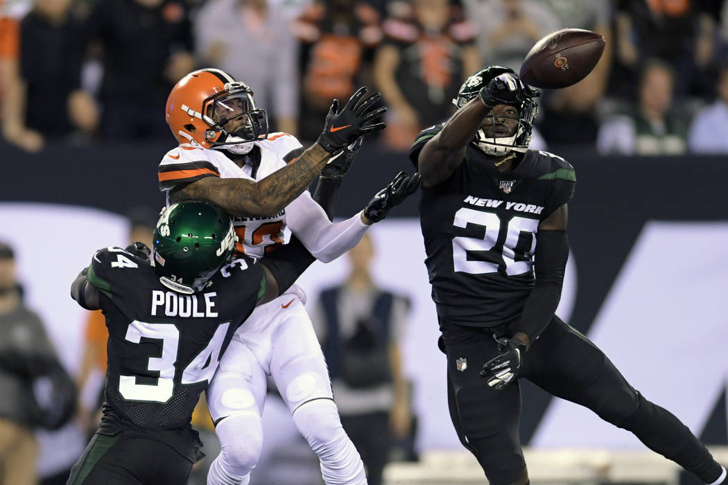 New York Jets free safety Marcus Maye (20) deflects a pass to Cleveland Browns' Odell Beckham ( ...