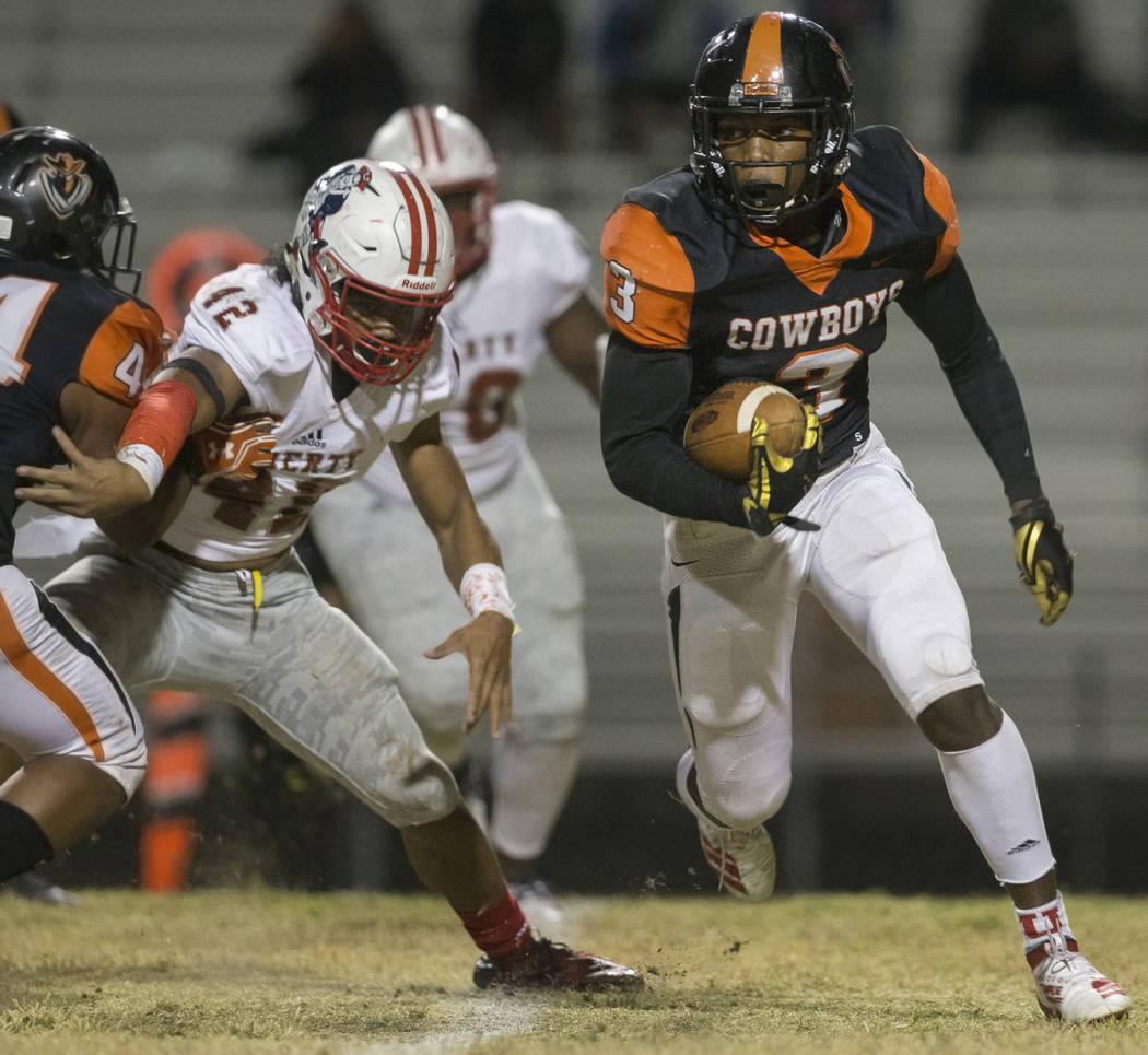 Chaparral senior running back Meshach Hawkins (3) turns the corner past Liberty junior defensiv ...