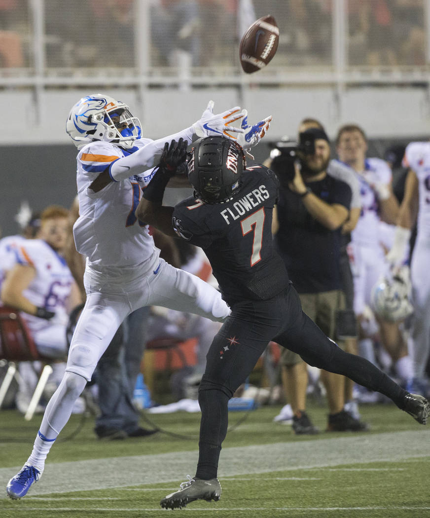 Boise State Broncos wide receiver John Hightower (16) reaches to try and bring in a pass over U ...