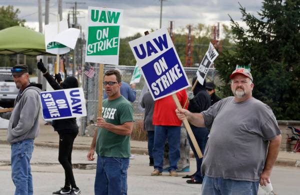 John Kirk, right, a 20-year-employee, pickets with co-workers outside the General Motors Fabric ...