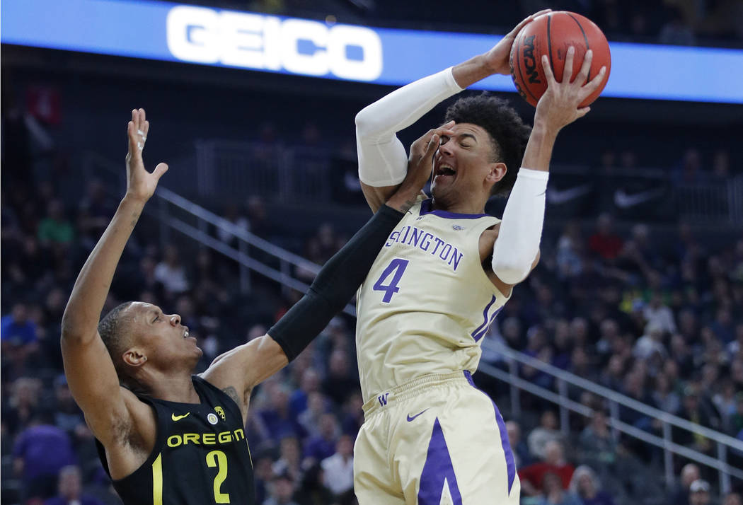 Washington's Matisse Thybulle attempts a shot over Oregon's Louis King during the first half of ...