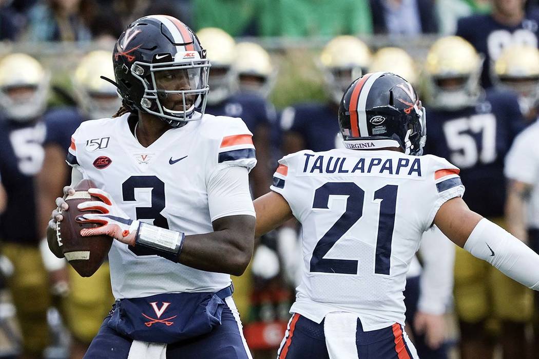 Virginia quarterback Bryce Perkins (3) drops back to pass against Notre Dame in the first half ...