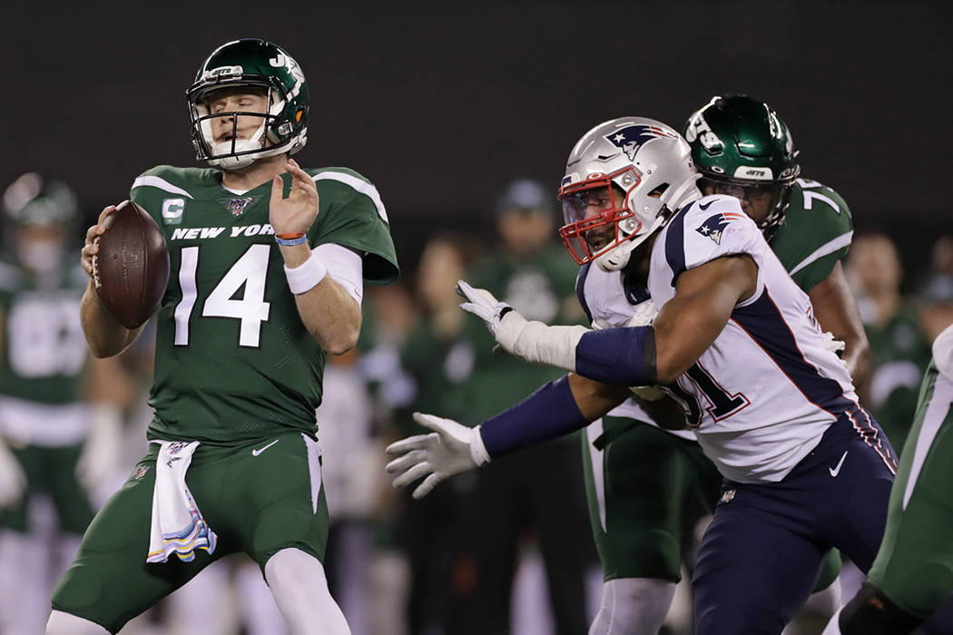 New England Patriots defensive end Deatrich Wise (91) rushes New York Jets quarterback Sam Darn ...