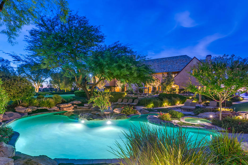 Fraser Almeida /Luxury Home Photography The TPC Summerlin golf course home has mature landscaping.