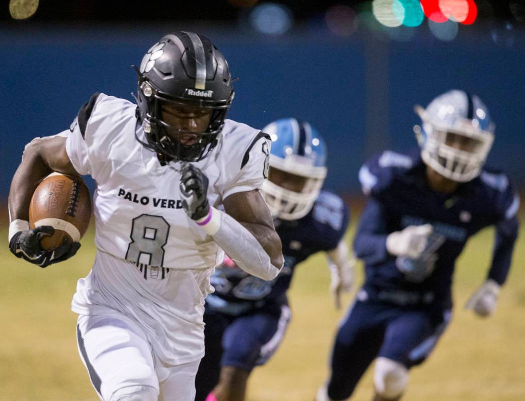 Palo Verde junior Adrian Ellis (8) sprints down the sideline past Palo Verde defenders in the f ...