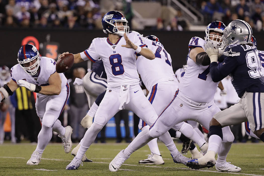 New York Giants quarterback Daniel Jones (8) passes against the Dallas Cowboys during the third ...