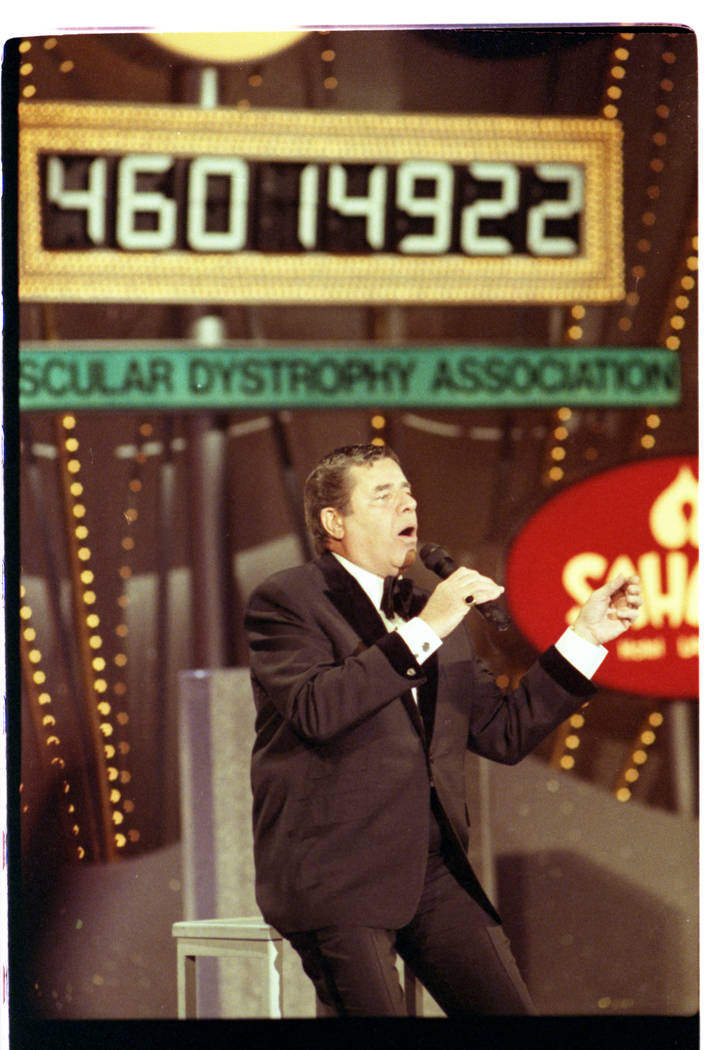 Jerry Lewis announces a new total during the 28th annual Jerry Lewis at the Sahara in 1993. (La ...